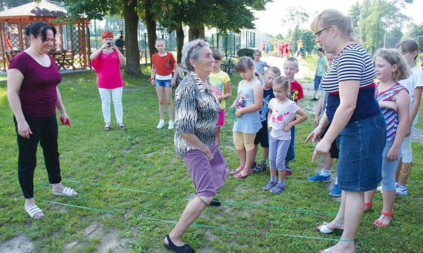 Dzieci uczestniczące w półkoloniach w Pukininie gry w gumę uczyły się od 80-letniej pani Elżbiety