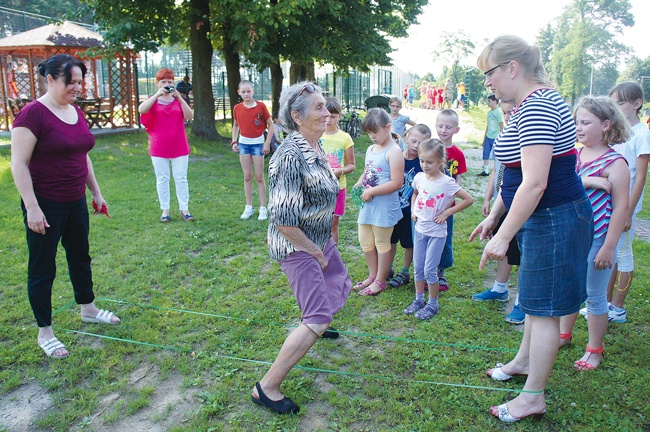 Dzieci uczestniczące w półkoloniach w Pukininie gry w gumę uczyły się od 80-letniej pani Elżbiety