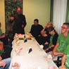 Na jednym z ostatnich spotkań przed pielgrzymką klerycy poczęstowali „zielonych” lodami z „Zielonej Budki”