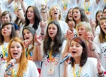 Członkowie grupy tworzyli także wielki zespół animujący śpiew podczas rekolekcji ewangelizacyjnych