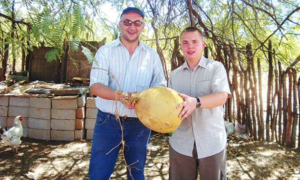 Biskup Jan Kot (z lewej)  i ks. Piotr Larysz z owocem, z którego mieszkańcy północy Brazylii robią wiadra