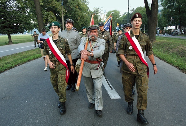 Adam Słupek, wieloletni chorąży Kadrówki, znów poniesie jej sztandar