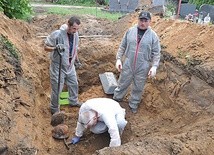  – Prosimy o zrozumienie dla rodzin tych żołnierzy i dla naszej pracy – mówi Andrzej Latusek (pierwszy z prawej)