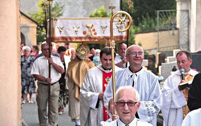  Procesja eucharystyczna po nowym chodniku