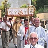  Procesja eucharystyczna po nowym chodniku