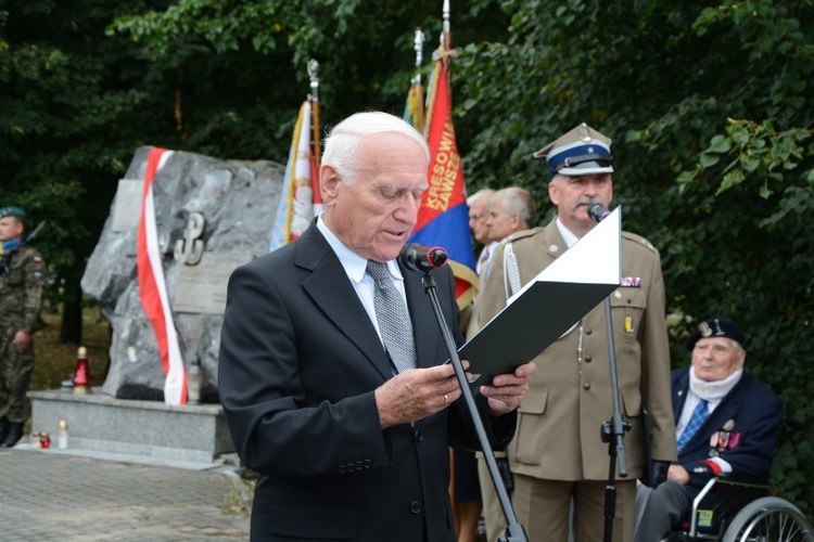 Hołd dla bohaterów powstania warszawskiego