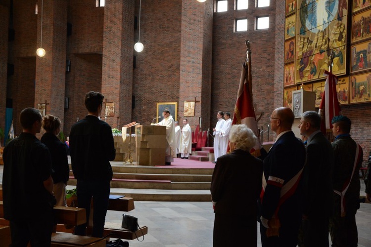 Hołd dla bohaterów powstania warszawskiego