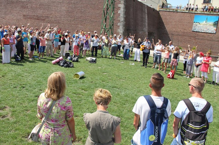 69. Rybnicka Pielgrzymka - Uwielbienie na wałach jasnogórskich, cz.1