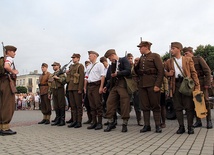 Członkowie Muzealnej Grupy Historycznej im. II/18 pp 