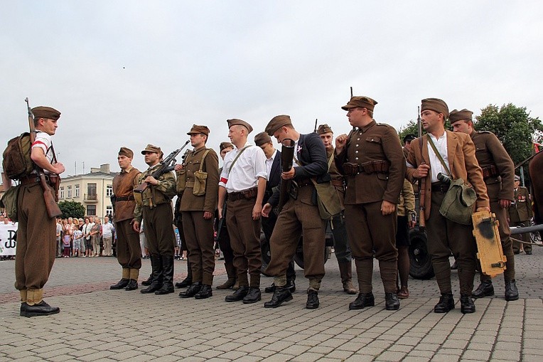 Członkowie Muzealnej Grupy Historycznej im. II/18 pp 