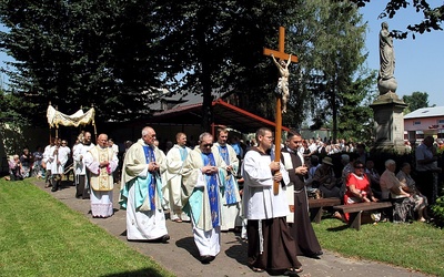 Procesja eucharystyczna na zakończenie Sumy odpustowej w klasztorze kapucynów w Nowym Miesie nad Pilicą