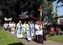 Procesja eucharystyczna na zakończenie Sumy odpustowej w klasztorze kapucynów w Nowym Miesie nad Pilicą