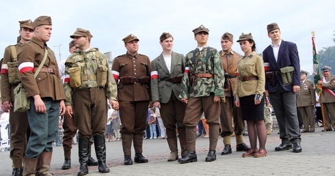 Sochaczewianie w hołdzie powstańcom