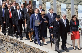 Prezydenci Joachim Gauck i Bronisław Komorowski w towarzystwie powstańców zwiedzają wystawę  „Powstanie Warszawskie 1944” w Berlinie