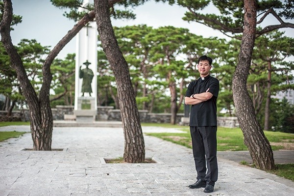 Ks. Jin Yungin jest jednym z duszpasterzy pracujących w sanktuarium w Solmoe. Doskonale zna historię  męczeństwa koreańskich  katolików