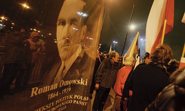 Marsze Niepodległości organizowane w Warszawie są także formą oddania hołdu Romanowi Dmowskiemu
