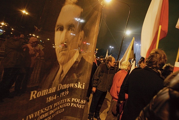Marsze Niepodległości organizowane w Warszawie są także formą oddania hołdu Romanowi Dmowskiemu