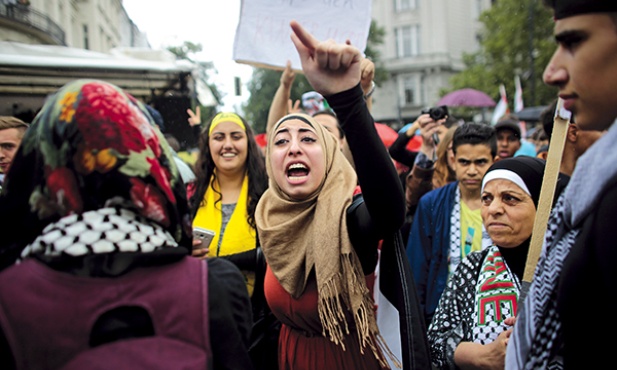 25 lipca 2014 r., Berlin. W proteście przeciwko izraelskiej ofensywie w Gazie uczestniczyło ok. 1200 osób, w większości imigrantów z krajów arabskich, którzy wykrzykiwali antysemickie hasła
