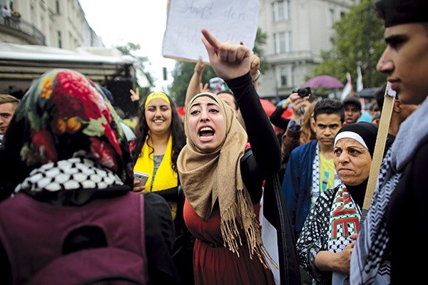 25 lipca 2014 r., Berlin. W proteście przeciwko izraelskiej ofensywie w Gazie uczestniczyło ok. 1200 osób, w większości imigrantów z krajów arabskich, którzy wykrzykiwali antysemickie hasła