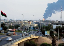 Od kilku tygodni w Trypolisie – stolicy Libii – płoną dwa ogromne magazyny paliwa. Nad miastem unosi się gigantyczny słup dymu i ognia. Eksplozja wisi w powietrzu