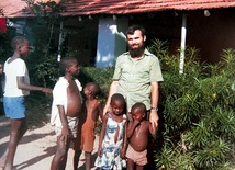  Pamiątkowe zdjęcie z afrykańskimi dziećmi
