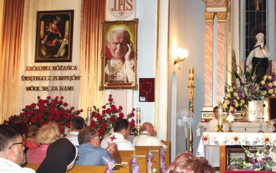  Modlitwa przed obrazem Królowej Różańca w kaplicy św. Jana Sarkandra