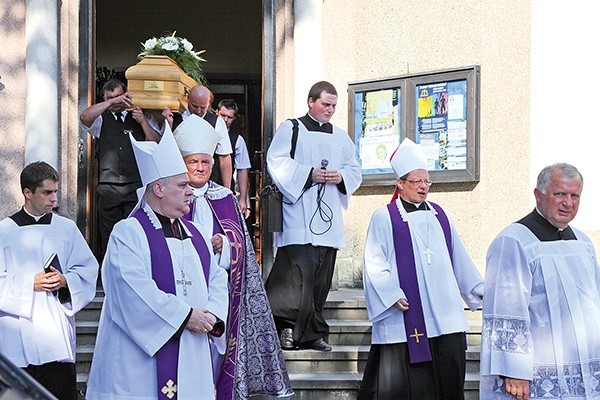 Kard. Kazimierz Nycz przewodniczył uroczystościom pogrzebowym w Kozach