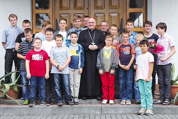  Bp Piotr Greger odwiedził uczestników wyjazdu