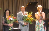 Z kwiatami Aldona Budrewicz-Jacobson i Artur Barciś. Obok Aleksandra Głowacka, dyrektor GOK w Sannikach