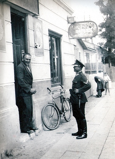  Tarnobrzeg, 1939 rok. Przedwojenny policjant przed sklepem  przy ul. Mickiewicza