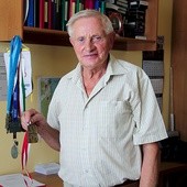  Kazimierz Zimny prezentuje medal, który otrzyma każdy maratończyk