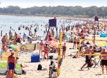 Co 100 metrów stoi budka, z której ratownicy obserwują, co się dzieje na plaży i w wodzie