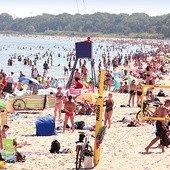 Co 100 metrów stoi budka, z której ratownicy obserwują, co się dzieje na plaży i w wodzie