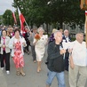 Pielgrzymi modlili się podczas procesji różańcowej w Lourdes