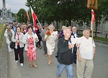  Pielgrzymi modlili się podczas procesji różańcowej w Lourdes