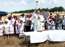 – Dziękujemy Ci za wszystkie dary ziemi od Ciebie pochodzące  – modlił się ks. Krzysztof  Sudziński,  proboszcz  z Białkowa