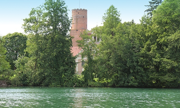  Widok zamku i kościoła św. Jana Chrzciciela od strony Jeziora Trześniowskiego.  Joannici byli tu obecni od 1350 r. do kasaty zakonu w 1810 r.