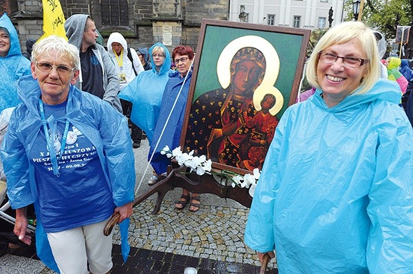  Na samym przedzie pielgrzymkowej kolumny – Maryja