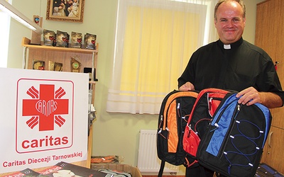  – W tym roku kupiliśmy 600 plecaków – mówi ks. Piotr Grzanka, wicedyrektor Caritas DT