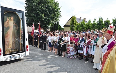 Biskup, kapłani i wierni witają obraz w Uszwi