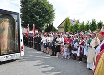 Biskup, kapłani i wierni witają obraz w Uszwi