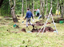 Prace wykopaliskowe na terenie byłego obozu prowadzone są po raz pierwszy przez młodzież, która uczy się tego ciekawego fachu