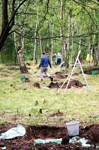 Prace wykopaliskowe na terenie byłego obozu prowadzone są po raz pierwszy przez młodzież, która uczy się tego ciekawego fachu