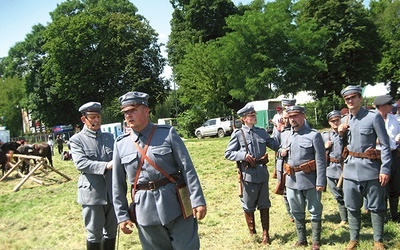 „Kadrówka” gotowa do wymarszu. Na pierwszym planie Dawid Warmus, odgrywający rolę Tadeusza Kasprzyckiego, dowódcy kompanii. Obok niego Andrzej Żmudzki jako komendant Józef Piłsudski