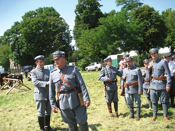 „Kadrówka” gotowa do wymarszu. Na pierwszym planie Dawid Warmus, odgrywający rolę Tadeusza Kasprzyckiego, dowódcy kompanii. Obok niego Andrzej Żmudzki jako komendant Józef Piłsudski