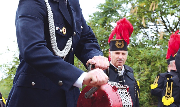 1.08, Opole. W 70. rocznicę wybuchu powstania warszawskiego Godzinę „W” uczczono przy pomniku Armii Krajowej na osiedlu noszącym imię tejże formacji zbrojnej. – Nie obchodzimy rocznicy klęski, my czcimy bohaterów i czcimy wyjątkową, bohaterską Armię Krajową – podkreślała mjr Wanda Nowak, prezes okręgu opolskiego Światowego Związku Żołnierzy Armii Krajowej, po tym jak o 17.00 rozległ się dźwięk syren.