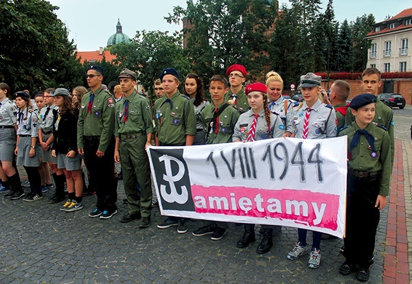  Płoccy harcerze na różny sposób przypominali o 70. rocznicy wybuchu powstania warszawskiego. Na chodnikach malowali znak Polski Walczącej, byli również obecni  w godzinie „W” przy płycie Nieznanego Żołnierza 