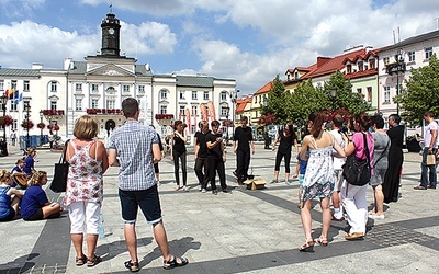  Młodzież z Teatru Trzeciego wystąpiła z ewangelizacyjnym spektaklem na Starym Rynku w Płocku