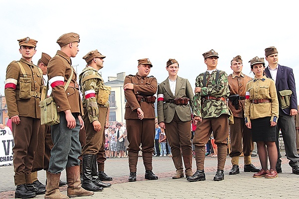 Członkowie Muzealnej Grupy Historycznej im. II/18 pp wcielili się w żołnierzy AK ruszających na pomoc powstańcom warszawskim