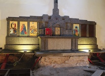 W odnowionym ołtarzu znalazły się już 4 z 6 wykonanych w Jerozolimie ikon